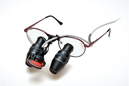 治療には拡大鏡の写真