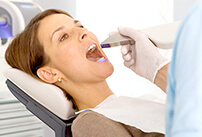 患者様の口内を撮影の写真